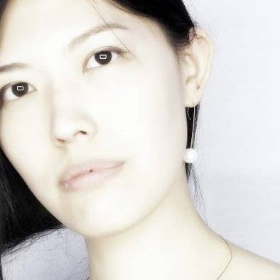 Lange gebogen oorbellen met ronde zoetwaterparels voor wholesale door Melissa McArthur - Jewellery Made in London