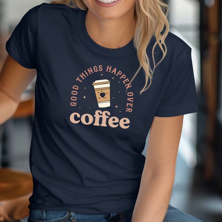 VILNO Apparel - Venta al por mayor Camiseta serigrafiada - Hombre - Camiseta moderna GOOD THINGS HAPPENED OVER COFFEE, 100% algodón4