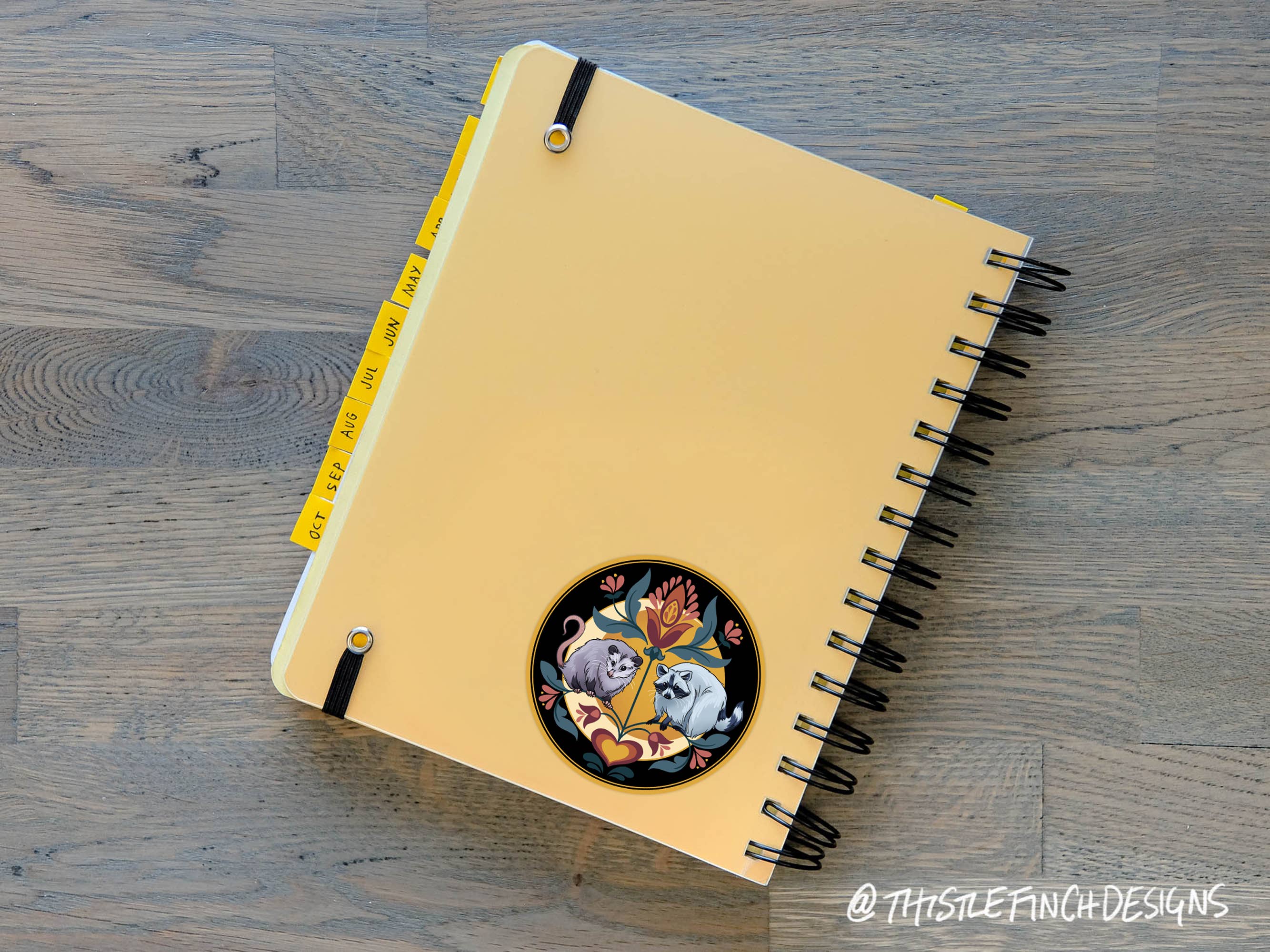 Thistle Finch Designs – Großhandel Aufkleber – Niederländischer Vinylaufkleber mit Hexzeichen, Motiv Waschbär und Opossum, PA3