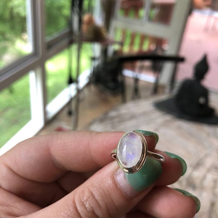 Farmhouse Moon - Vente Bague de cocktail/de cérémonie - Bague tendance en argent sterling arc-en-ciel Moonstone faite à la main2