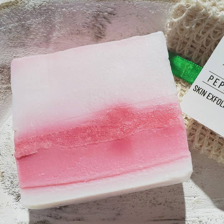 Barre hydratante exfoliante à l'écorce de menthe poivrée pour la vente par The Clover Co.