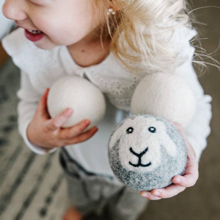 Mama Moon Boutique LLC – Großhandel Trocknerbälle – Handgefilzte Trocknerbälle „Smiling Sheep“, 15 Kugeln3