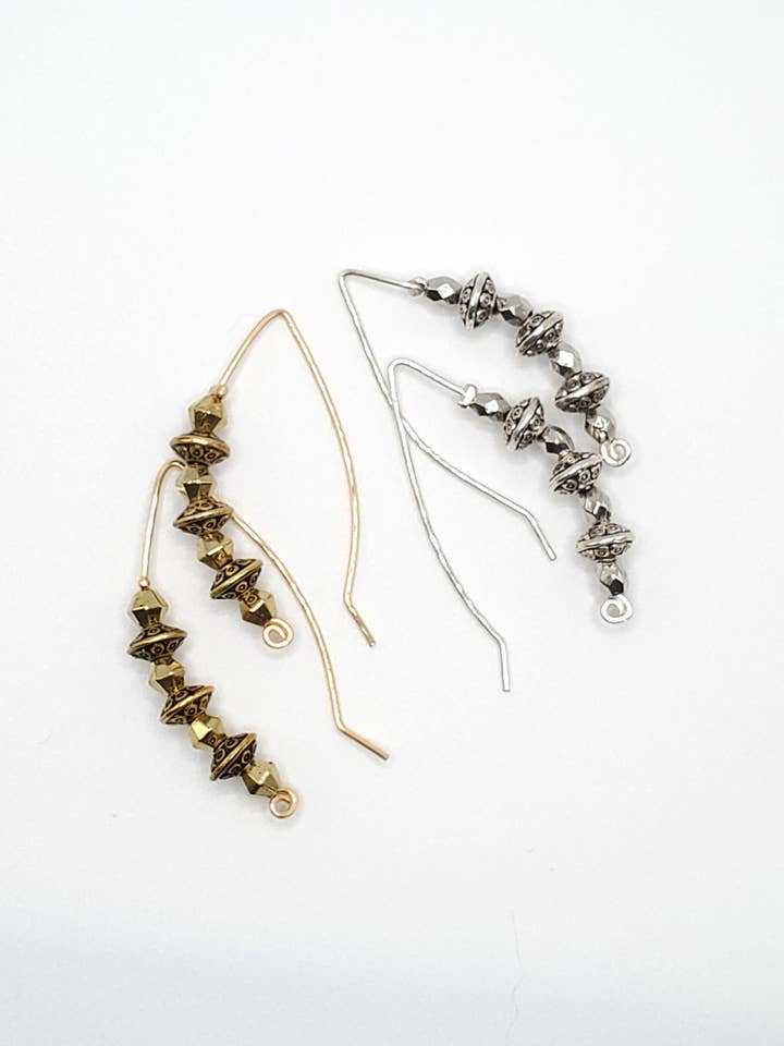 Oorbellen, metalen kralendraadjes in goud of zilver, Izzy voor wholesale door Jezabel Adornment