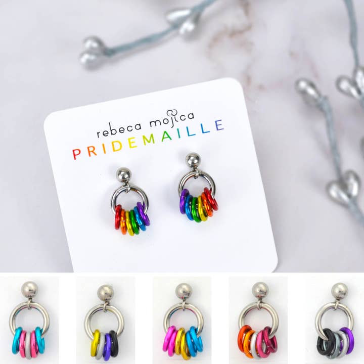 Boucle d'oreille en mailles de chaîne LGBTQIA Pride - Plus de 50 drapeaux pour la vente par Rebeca Mojica Jewelry