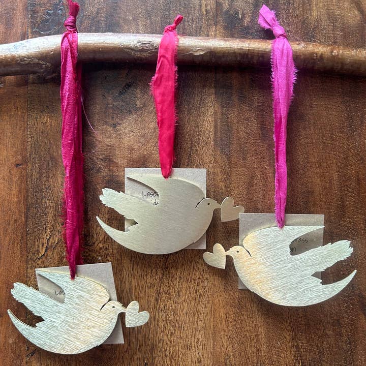 Décoration cœur colombe en laiton massif pour la vente par Clare O’Neill Artworks