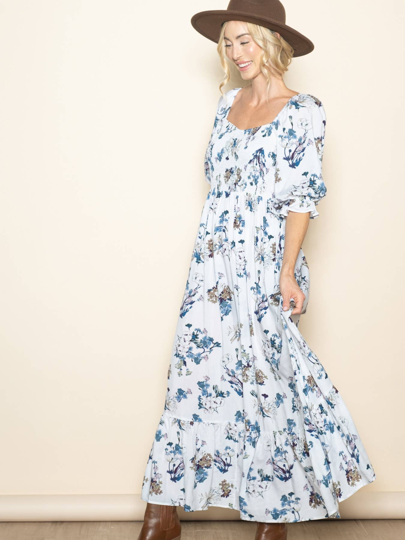 Elloh Collection – Großhandel Kleid – Damen – Frühlingshaftes Blumenkleid mit weitem Schlag, gesmoktem Oberteil und Taschen.3