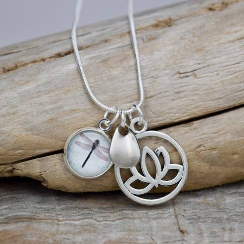 Bouton Libellule avec collier Lotus pour la vente par Eye Catching Jewelry