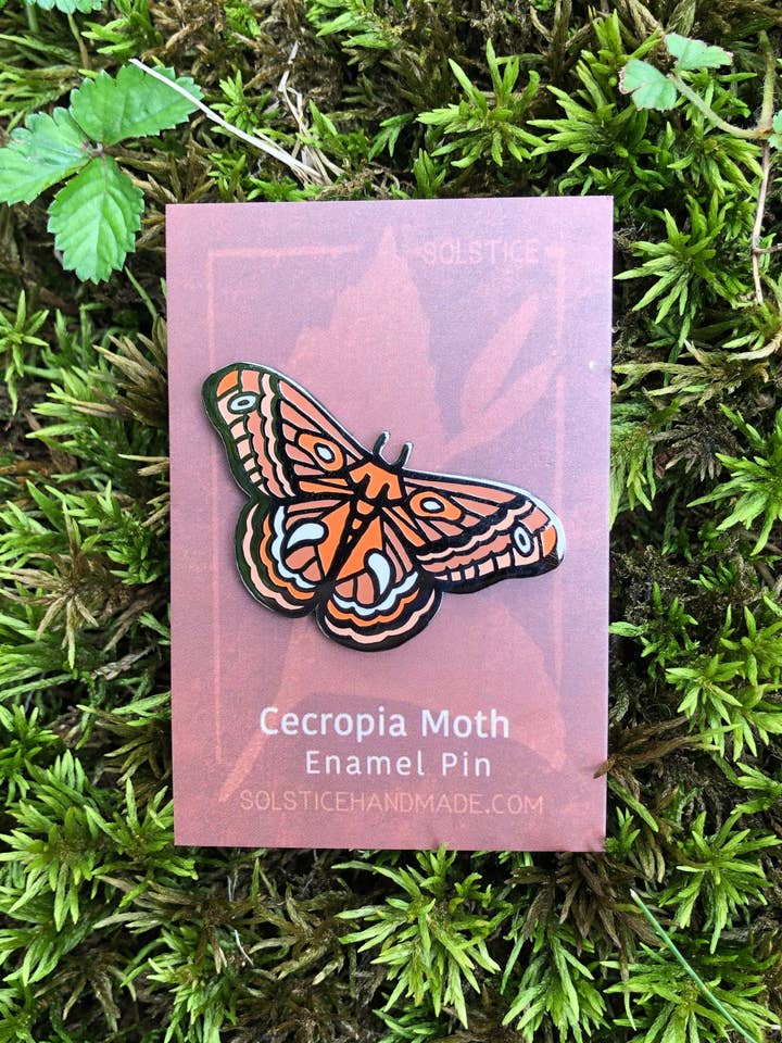 Cecropia Moth Emalje Pin for engroshandel hos Solstice Handmade