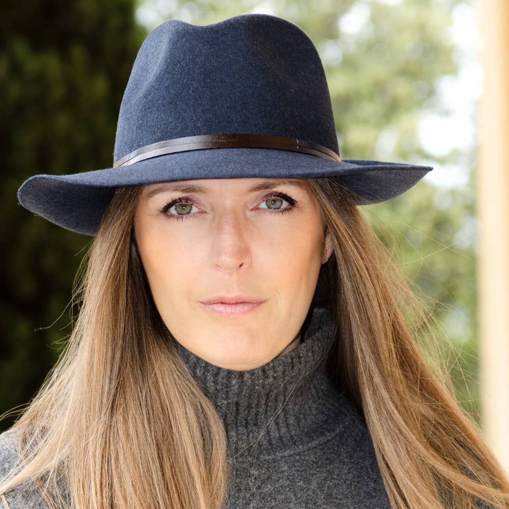 TRAVAUX EN COURS... – Großhandel Fedora-Hut – Damen – Filzhut mit Lederband und rohem Rand21