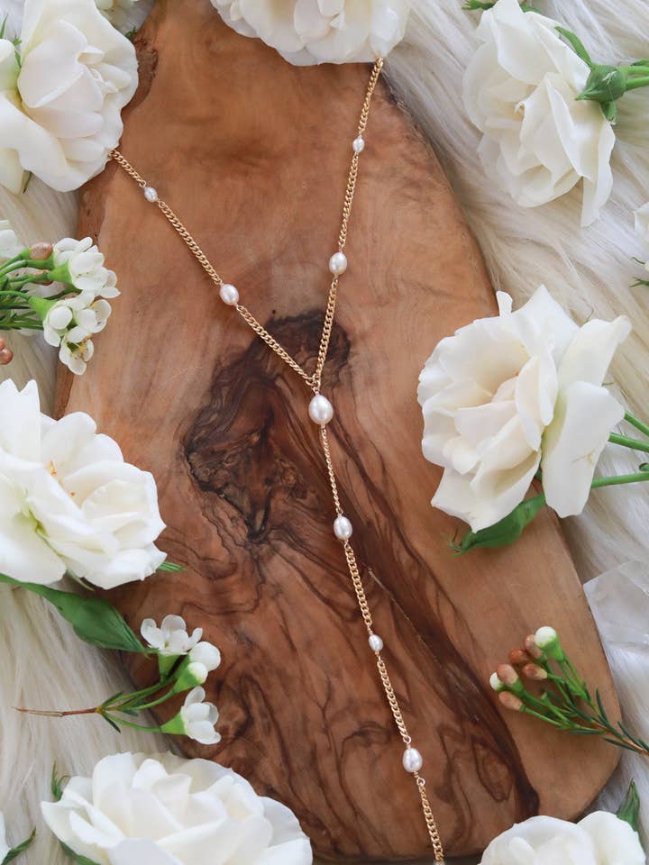 Lariat pieno d'oro Maven Pearl per la vendita all'ingrosso da parte di Malabella Jewels