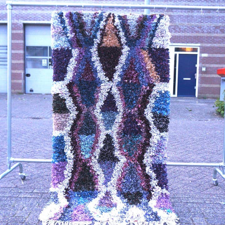 TAPIS EN LAINE BOUCHERWHITE À MOTIF DE DIAMANTS VIOLETS pour la vente par Daridecoo