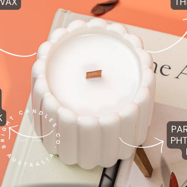 Handgemaakte CocoSoy waskaars met geribbelde pot in Jesmonite-vat voor wholesale door Bright Candles Co.