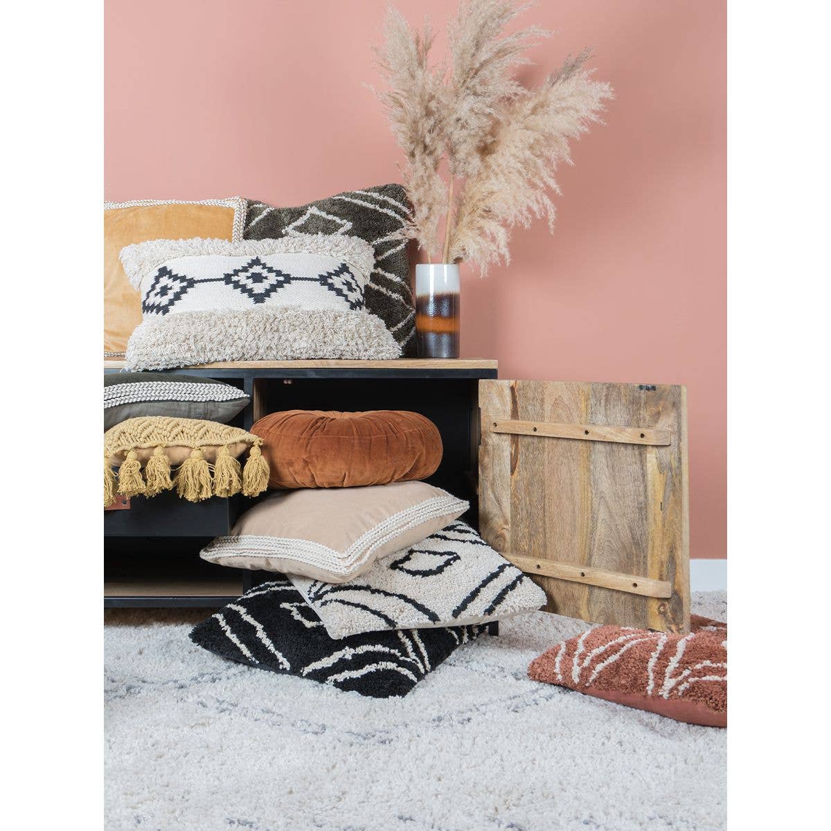 Lenny Black cushion 40 x 60 cm for wholesale on Faire1