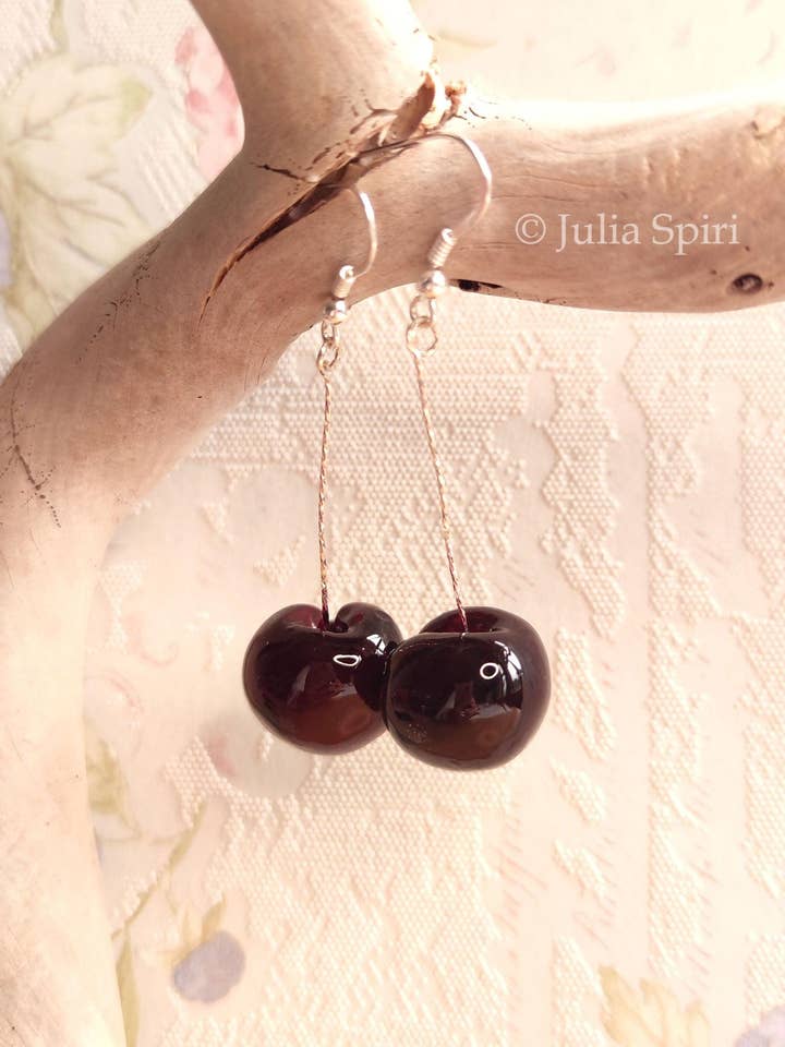 Håndlavede charms af polymerler med øreringe i sterlingsølv. Kirsebær for engroshandel hos Julia Spiri