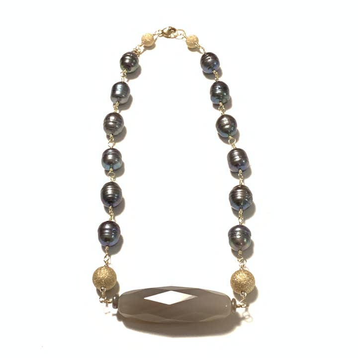 Geringde barokke pauwparel, grijs kwarts en 14k goudgevulde korte ketting voor wholesale door Solid Design Studios
