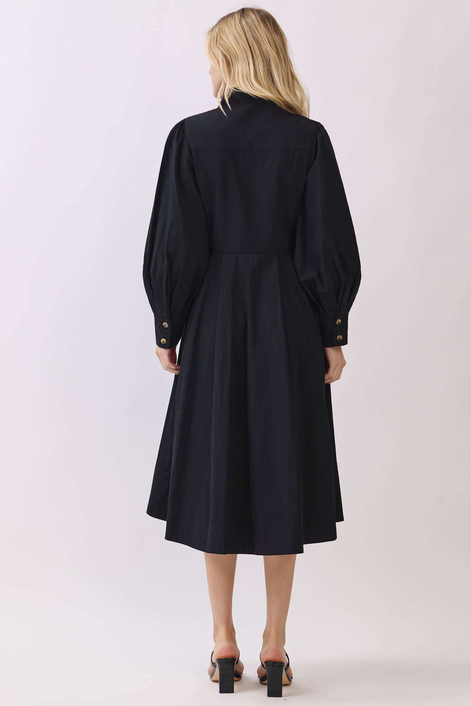 Calista – wholesale Klänning - Dam – MIDI-KLÄNNING MED KRAGE OCH LÅNGÄRMAD KNAPPSTÄNGNING - VD60839