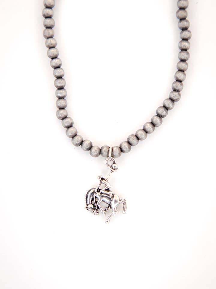Collier de 18" en fausses perles Navajo avec pendentif cheval cabré en argent pour la vente par West & Co.