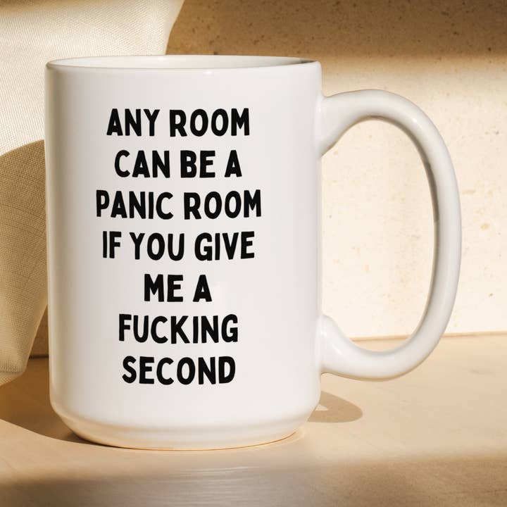 N'importe quelle pièce peut devenir une salle de panique si tu me laisses juste une putain de seconde | Tasse pour la vente par Wisdom and Wonder Designs