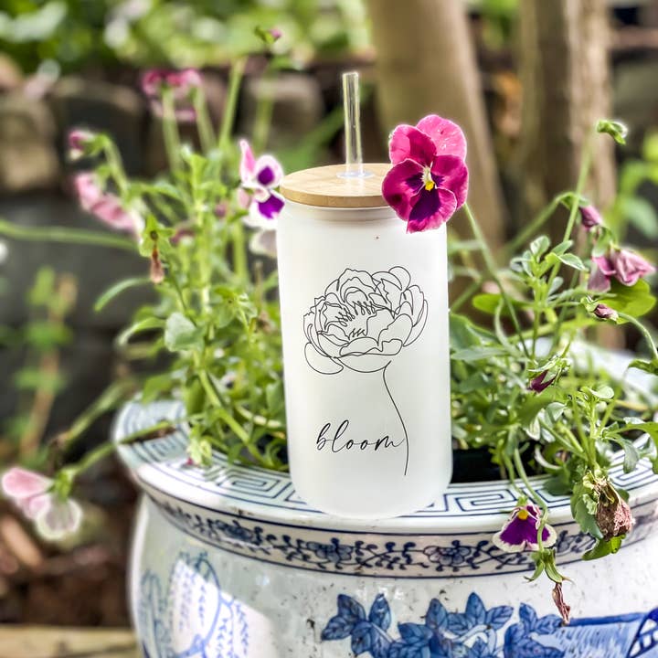 Modern Lifestyle Gifts - Vendita all'ingrosso Bicchiere/tazza - Bicchiere in vetro Bloom Mantra con coperchio e cannuccia in bambù 16 once2