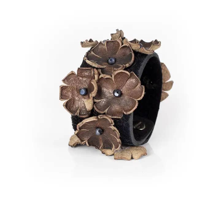 Bracelet Manchette Fleur en Cuir Fait Main pour la vente par The Dark
