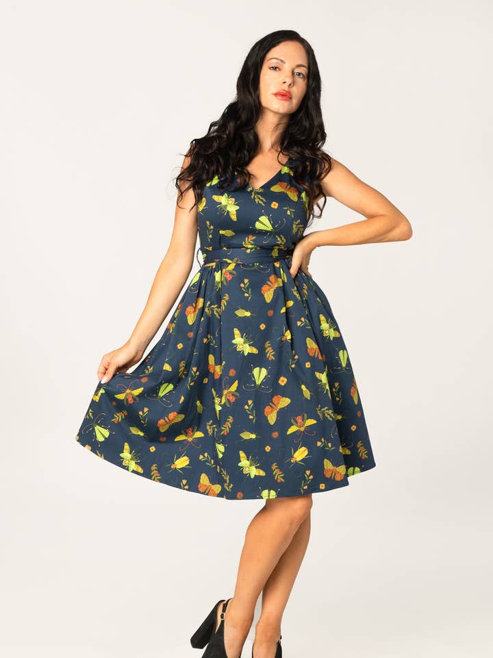 222031 | Amy | Abito altalena con tasche per la vendita all'ingrosso da parte di Miss Lulo