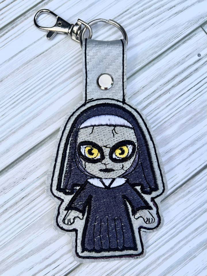 Liten Chibi Nun för wholesale av Little Shop of Lost Arts LLC