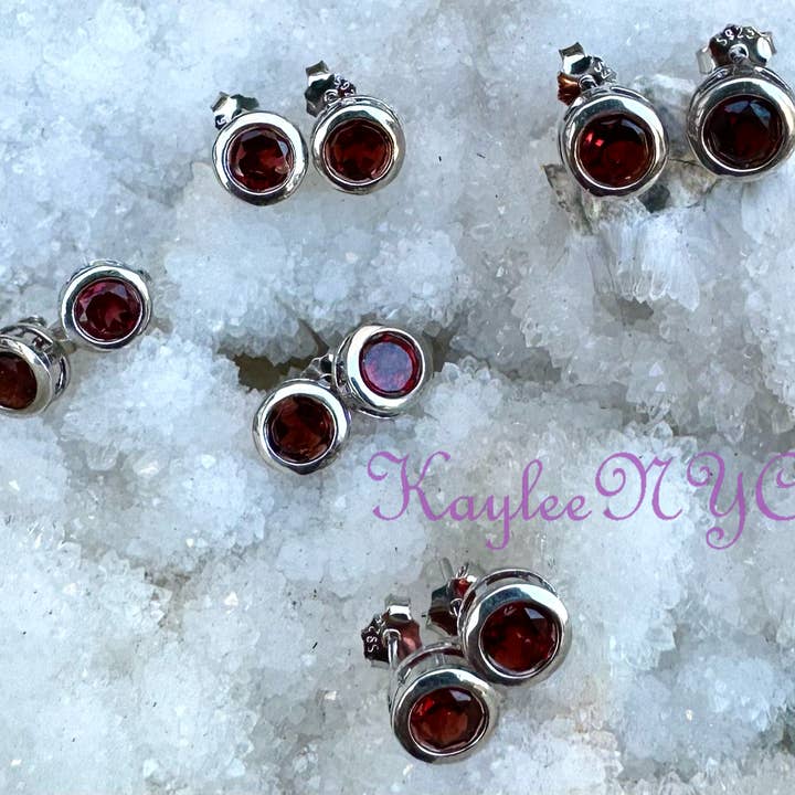Boucles d'oreilles clous en argent sterling avec grenat naturel de 5 mm pour la vente par KayleeNYC