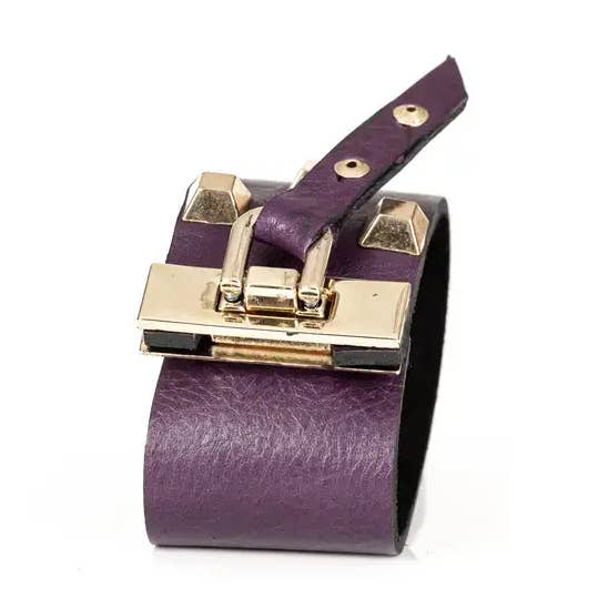 Bredt læderarmbånd med spænde i lilla og guld for engroshandel hos The Dark