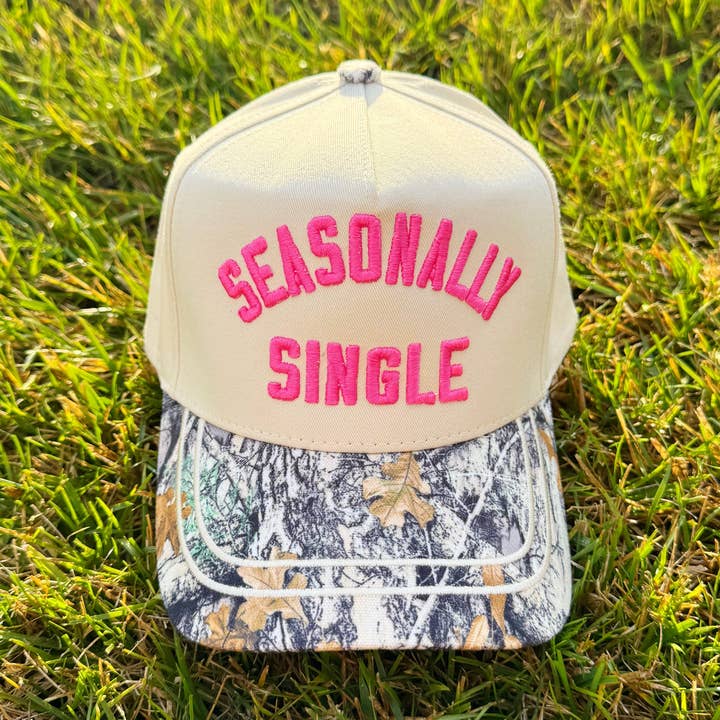 Chapeau camo saisonnièrement célibataire pour la vente par Poppy & Pine