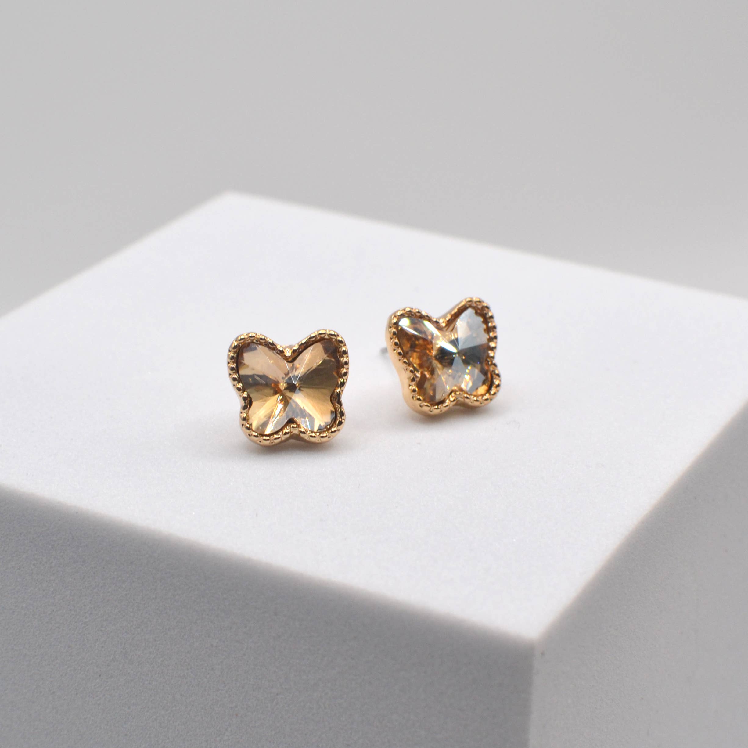 StarryNYC - Venta al por mayor Pendientes de botón/aretes de poste - Pendientes de tuerca con cristales de cristal con marco de mariposa3