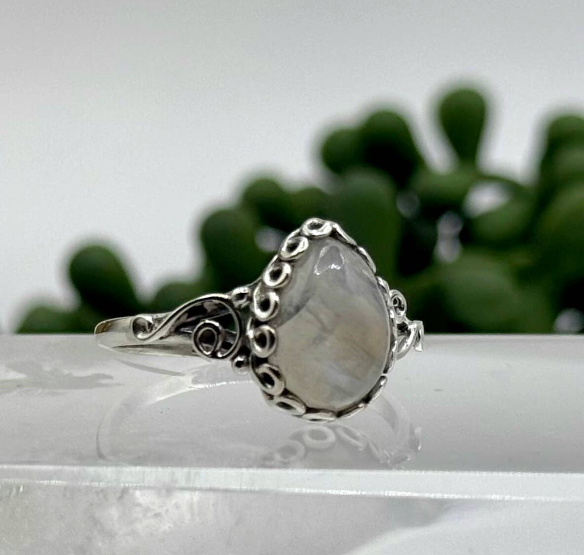 Meraki Gemstones – Engroshandel Solitairering – Meraki Gemstones Regnbue-månestensring i 925 sterling sølv0