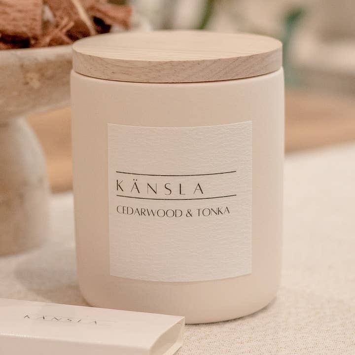 Cedarwood & Tonka Candle for wholesale by kansla