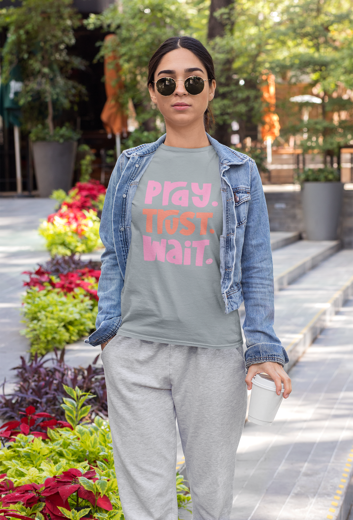 Never Lose Hope Designs – T-shirt estampada - Mulher por atacado – Reza Confiança Espera Christian Tee Gráfico Cores Conforto1