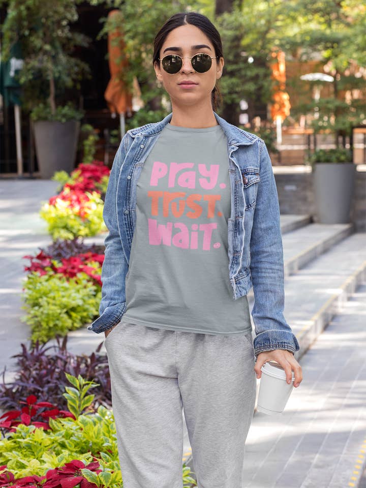 Never Lose Hope Designs – wholesale T-shirts med screentryck – Dam – Be Förtroende Vänta Christian Graphic Tee Komfortfärger1