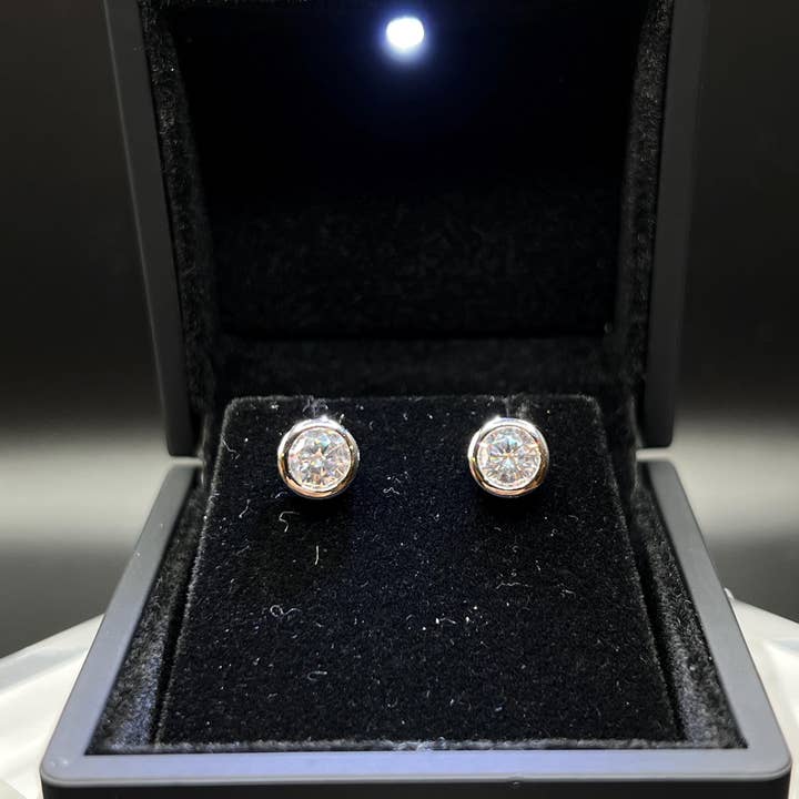 Elegant Jewels LLC - Vente Clous d'oreille - Boucles d'oreilles clous avec diamants de laboratoire de 2 carats sertis en or 14 carats0