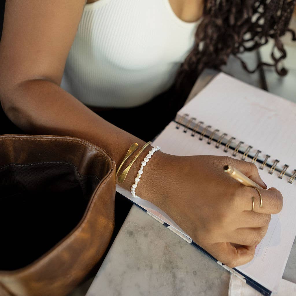 Steel & Clover – Engroshandel Perlearmbånd – Sandbar armbånd med ferskvandsperler1