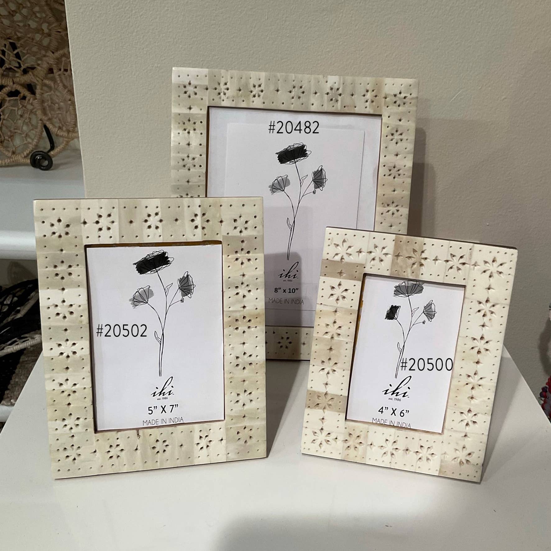 India Handicrafts Inc - Vente Cadres photos - Cadres découpés floraux LG, blanc et marron4