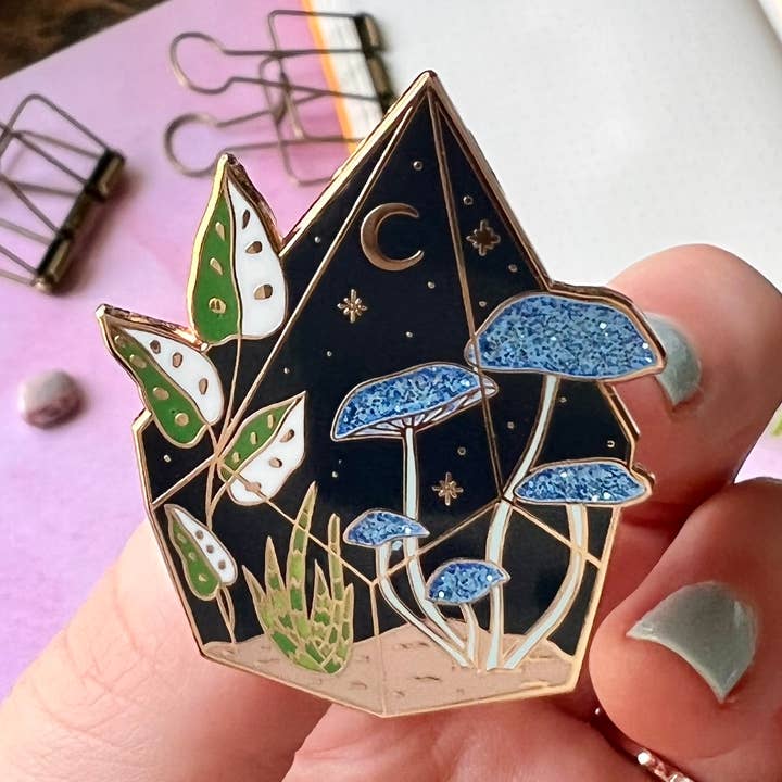 Blå champignon Terrarium emalje Pin for engroshandel hos The Unrefined Crafter