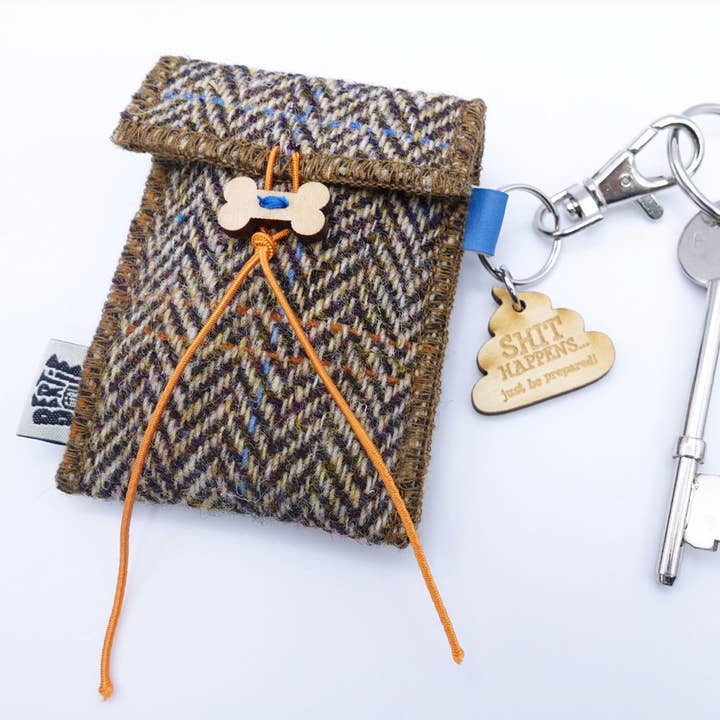 Shit Happens... Wees gewoon voorbereid! - Hamish Tartan hondenpoepzakjeshouder voor wholesale door Bertie Girl