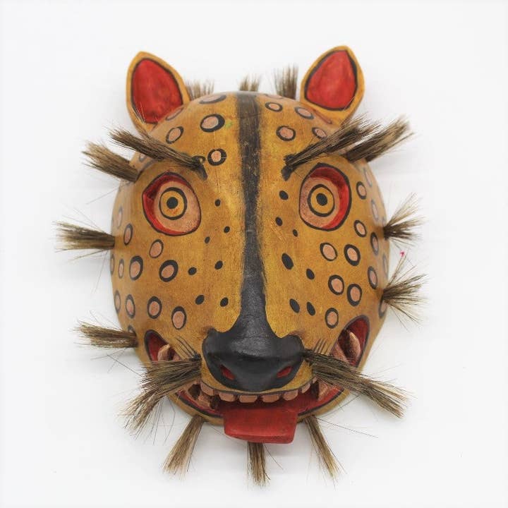 Masque de jaguar grognant en bois sculpté à la main pour la vente par La Casa Cotzal S.A.