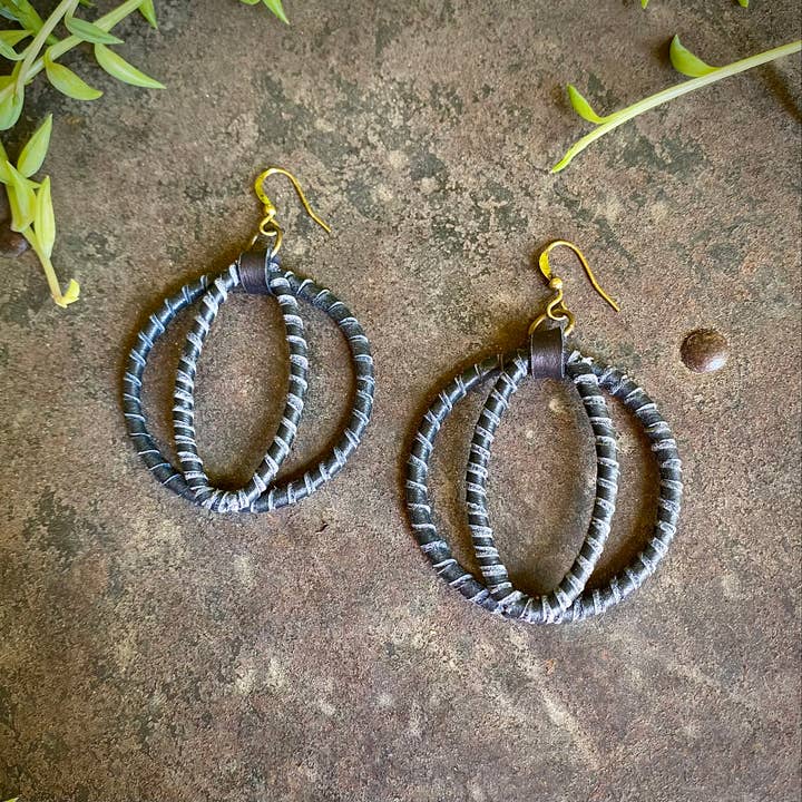 Zwart Cat-Eye-oorbellen - zwarte, ronde met leer omwikkelde oorbellen voor groothandel op Faire5