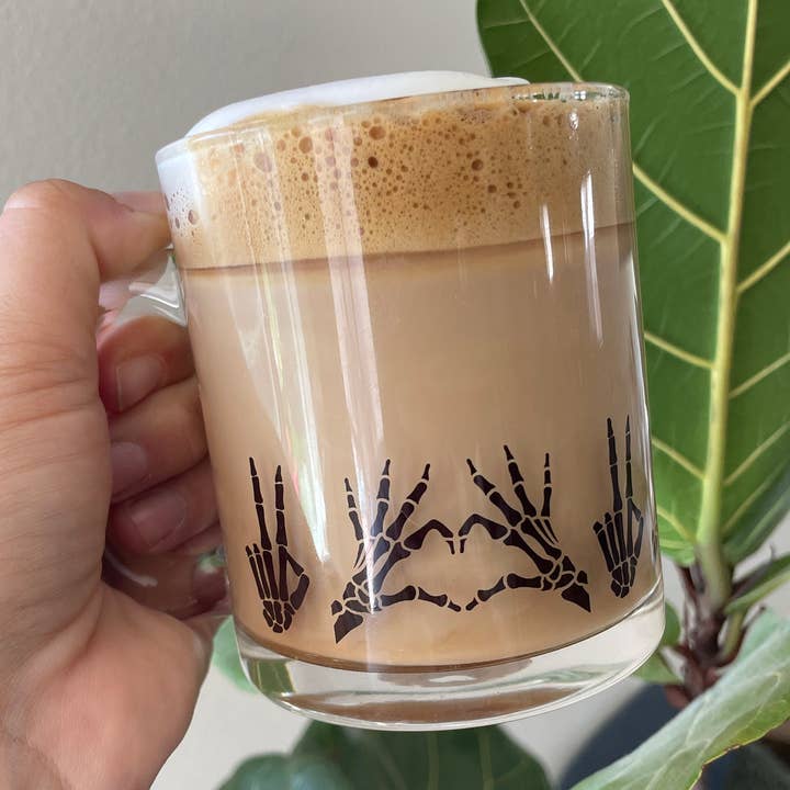 Tazza da caffè Skeleton Bones, tazza da caffè Peace and Love Skeleton in vetro, per Halloween, tazza Spooky Season per la vendita all'ingrosso da parte di Fiddles & Fern