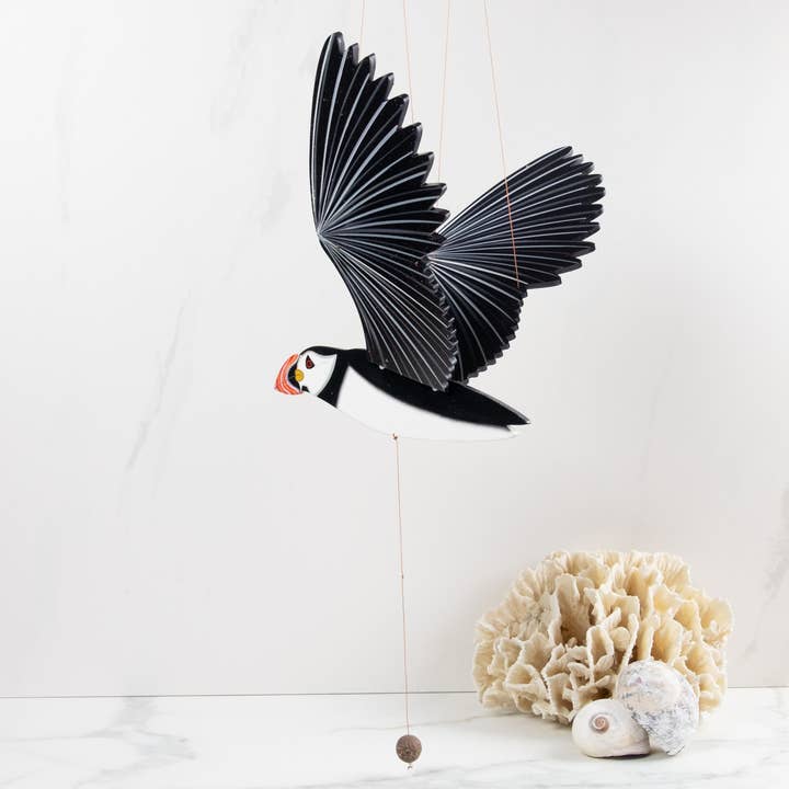 Tulia's Artisan Gallery – wholesale Mobil – Puffin flygande fågel mobil