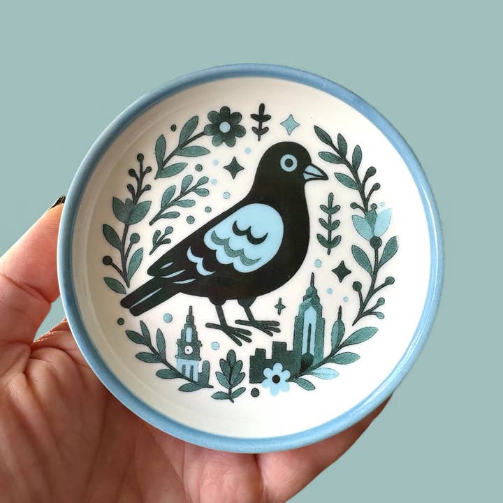 Plat à bibelots en céramique Philly Pigeon pour bijoux Philadelphie pour la vente par GeoMetricGem