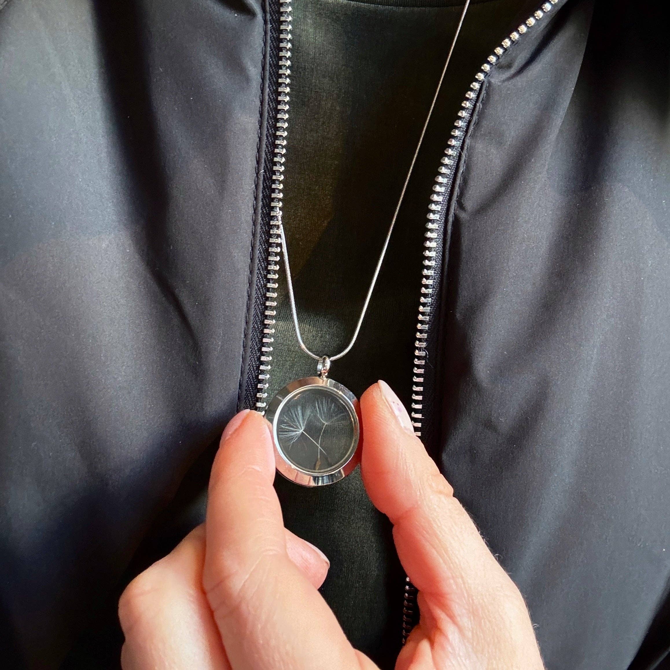 My Little Nature – Engroshandel Halskæde med vedhæng – Håndlavet halskæde med mælkebøttefrø – symbol på ønsker og drømme10