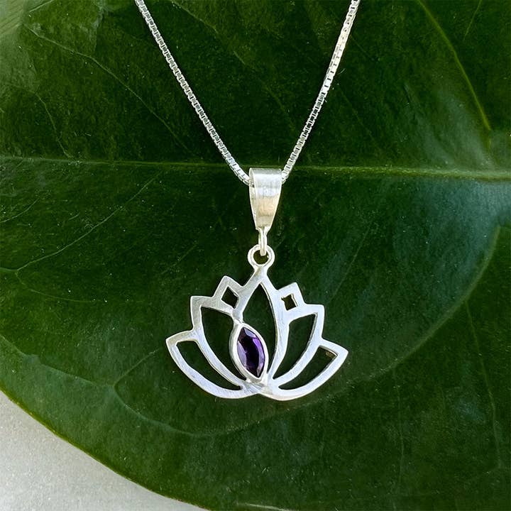 Collier Lotus améthyste - Argent sterling, Indonésie pour la vente par Women's Peace Collection