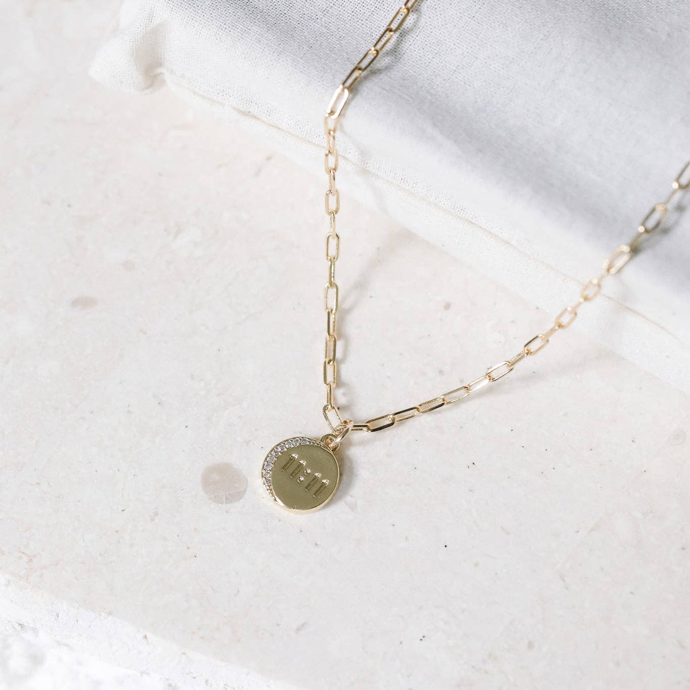 The Gilded Witch - Vendita all'ingrosso Collana con ciondolo/pendaglio - Collana con Ciondolo Moneta 11:11 Angeli: Numerologia e Angelo Custode2