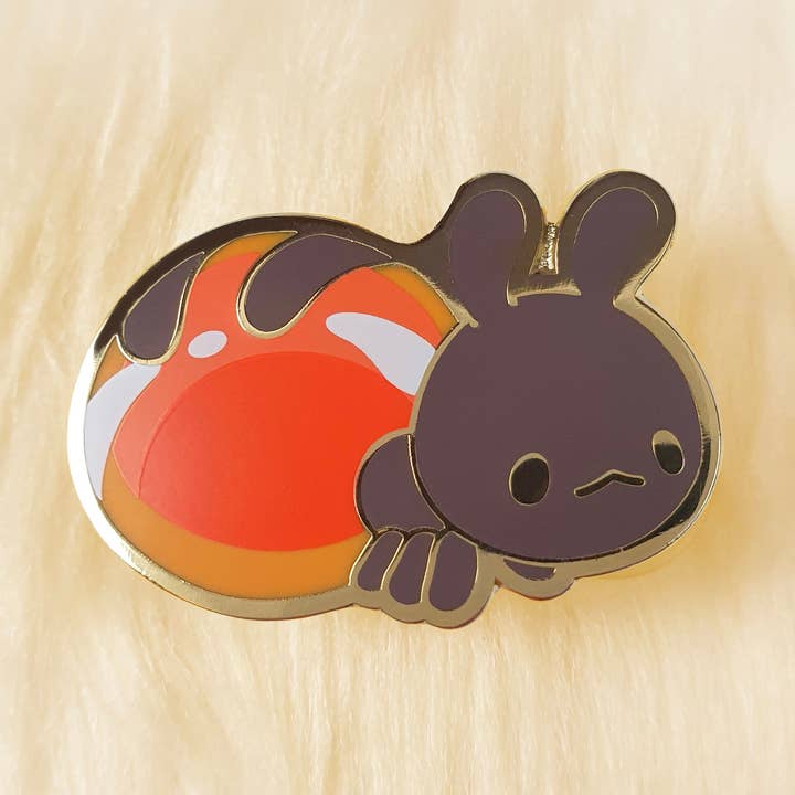 Spilla smaltata Honey Ant per la vendita all'ingrosso da parte di PINSTACHIIO