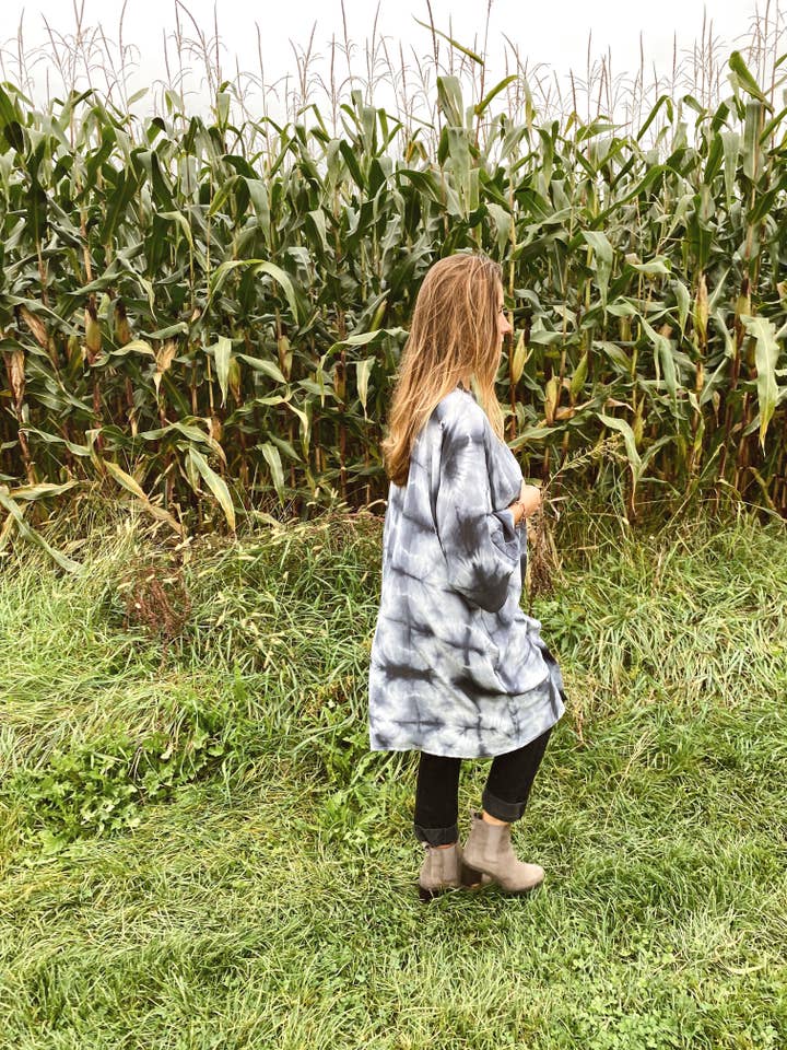 Explore Designs By Emelia Prince Ruyle – Großhandel Kimono – Damen – Stellar Silk Kimono lang handgefärbt6