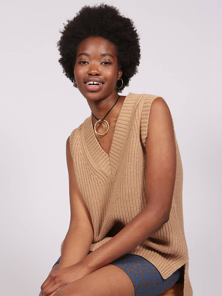 Chaleco Lado de Largo Medio en Color Beige Claro para venta al por mayor de IN OUR NAME